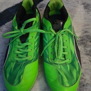 Puma Men's Green and Black Soccer Shoes
